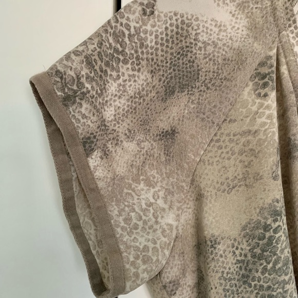 Aritzia Wilfred nude/grey animal print top size XS - Picture 3 of 9